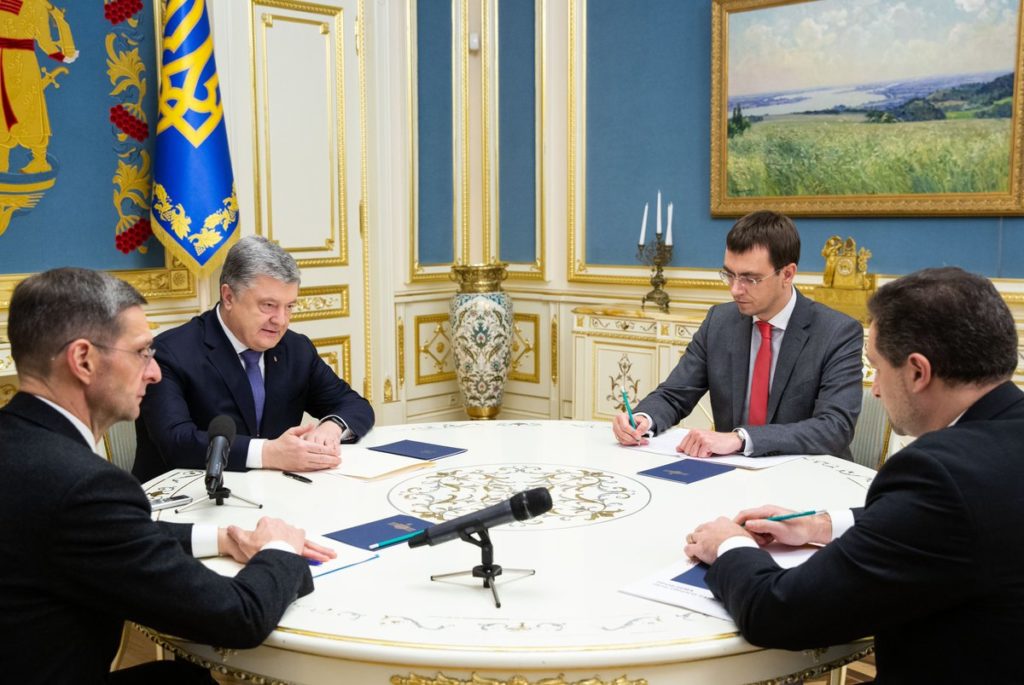 Ми маємо припинити закриття поштових відділень в селах – Порошенко