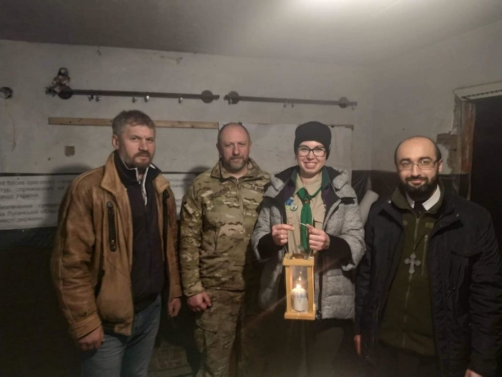 Бойцам ООС привезли Вифлеемский огонь: трогательные фото