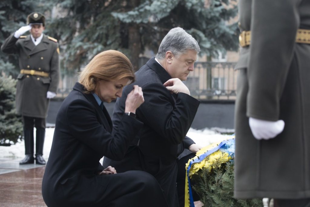 Петро Порошенко разом з дружиною вшанували пам’ять загиблих українських воїнів
