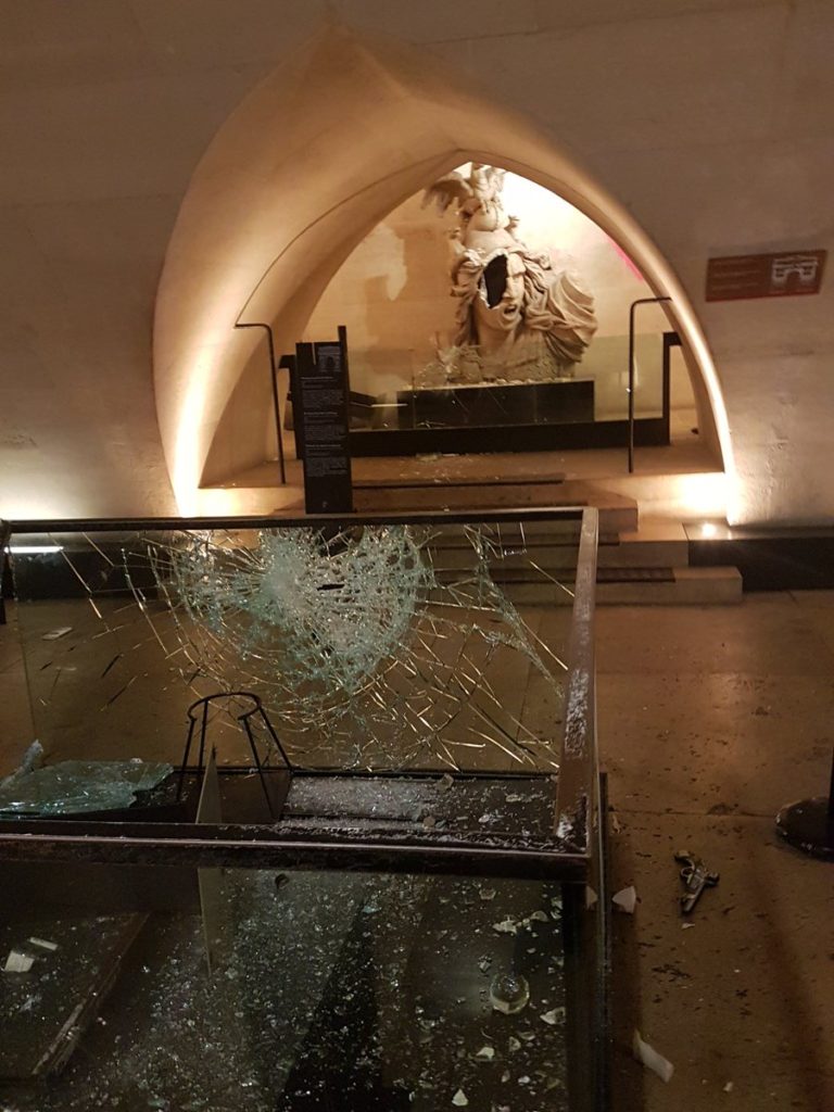 Протестувальники у Фрації пошкодили Тріумфальну арку та розгромили музей: фото