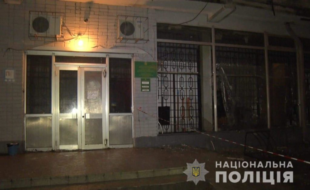 На Днепропетровщине мужчина бросил гранату в помещение банка