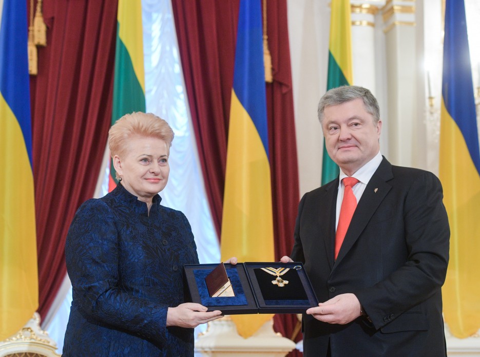 Порошенко нагородив президента Литви орденом Свободи