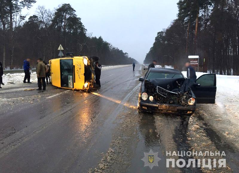На Рівненщині перекинулась маршрутка з пасажирами: фото і подробиці