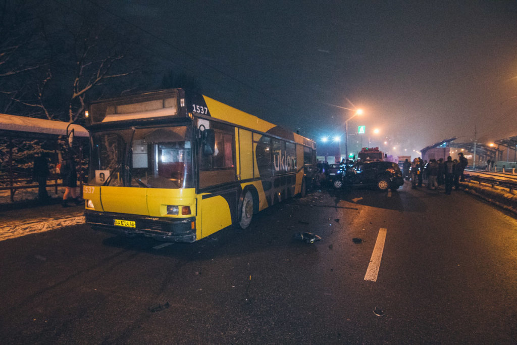 Смертельна ДТП у Києві: Mercedes влетів в автобус, загиблу жінку вирізали з авто рятувальники