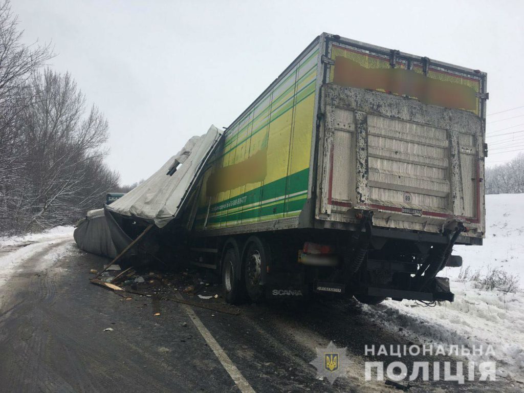 На Харьковщине столкнулись два грузовика: есть жертвы