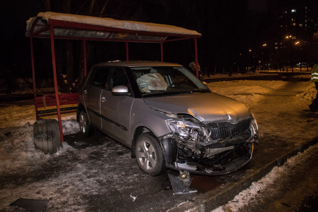 В Киеве автомобиль влетел в остановку