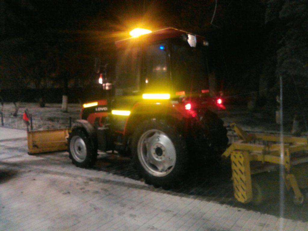 У Києві комунальники зранку почали обробку вулиць протиожеледними матеріалами – КМДА