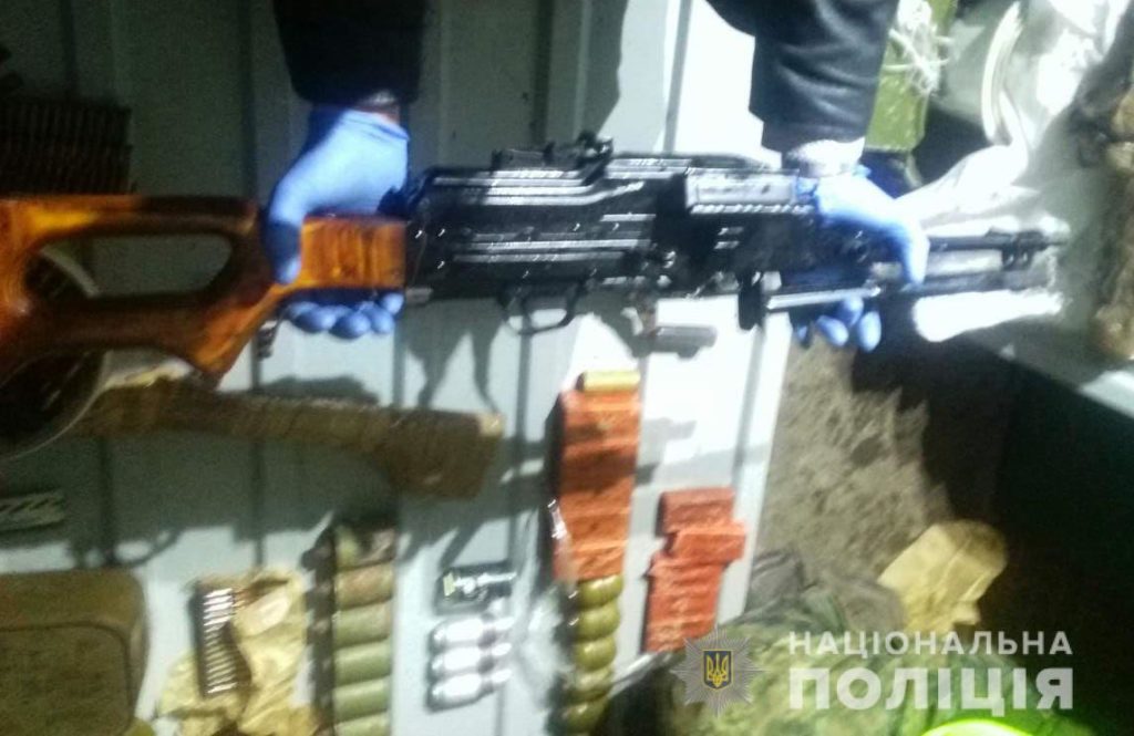 Более сотни гранат, пулемет, тротил и 10 тысяч патронов: на Днепропетровщине обнаружили тайник с оружием