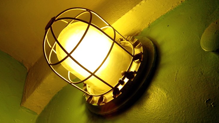 Частина України залишилася без світла через обстріли та негоду