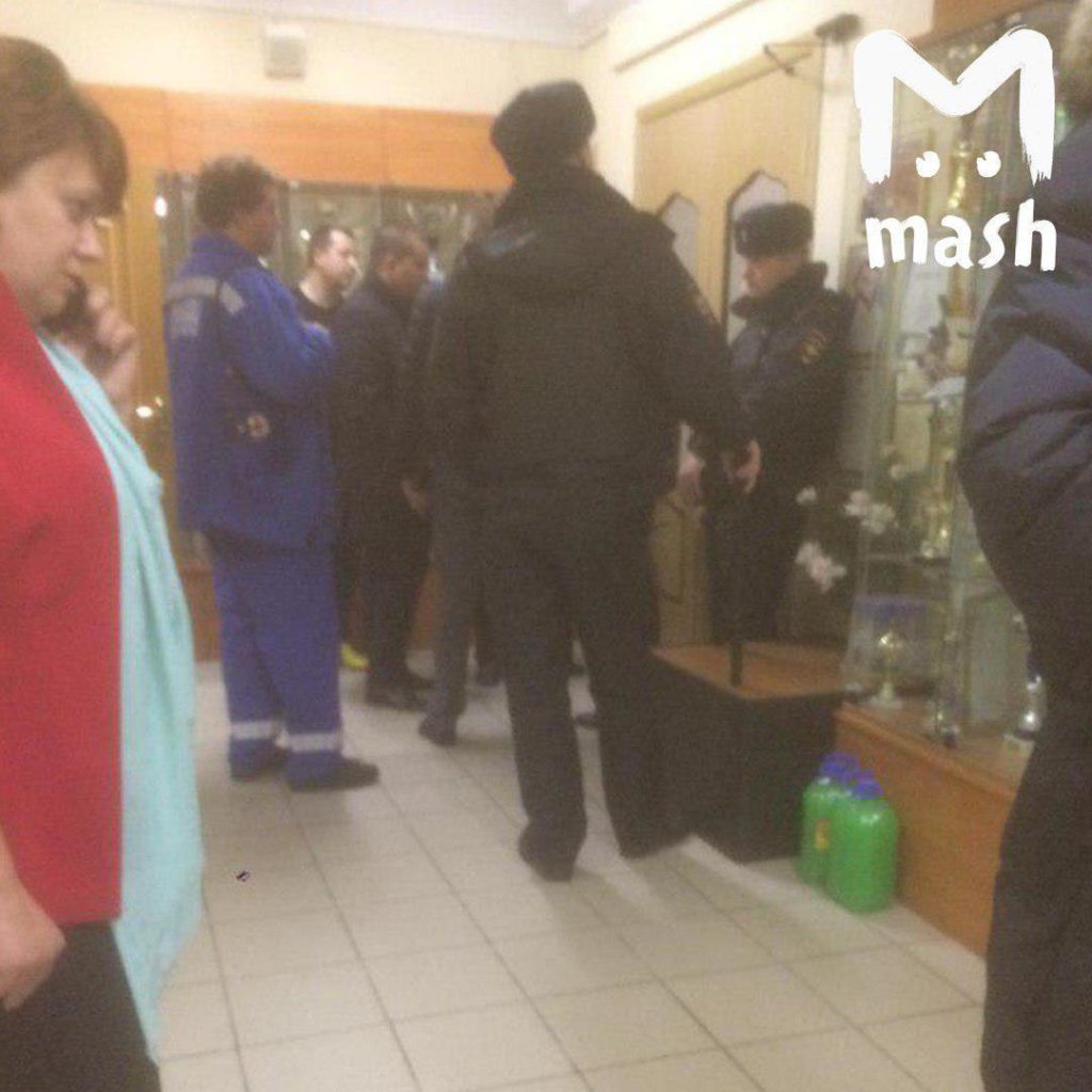 У Москві підліток прийшов в школу з ножем і погрожував вбити себе: всі подробиці
