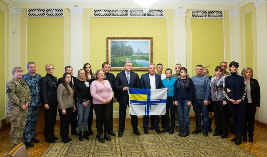 Весь мир требует от Путина освободить героев: Порошенко встретился с семьями захваченных украинских моряков