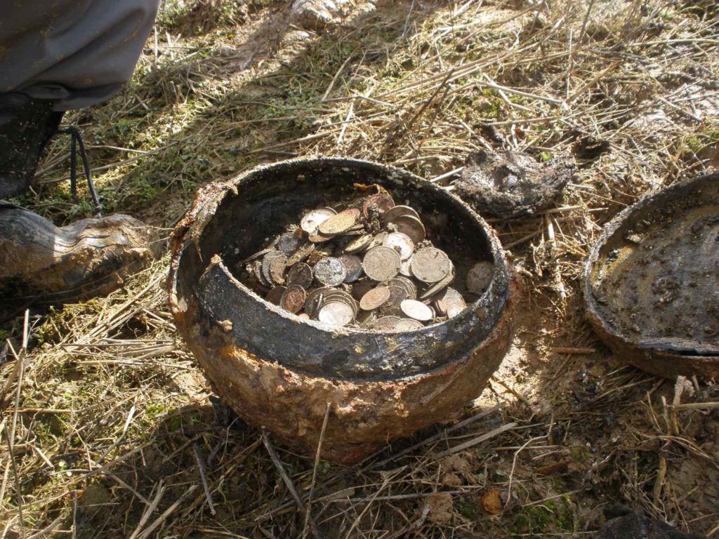 Старовинна Біблія і коштовності: на Запоріжжі під час похоронів кота знайшли скарб