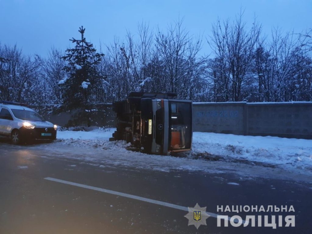 На Київщині перекинувся автобус з пасажирами, є постраждалі
