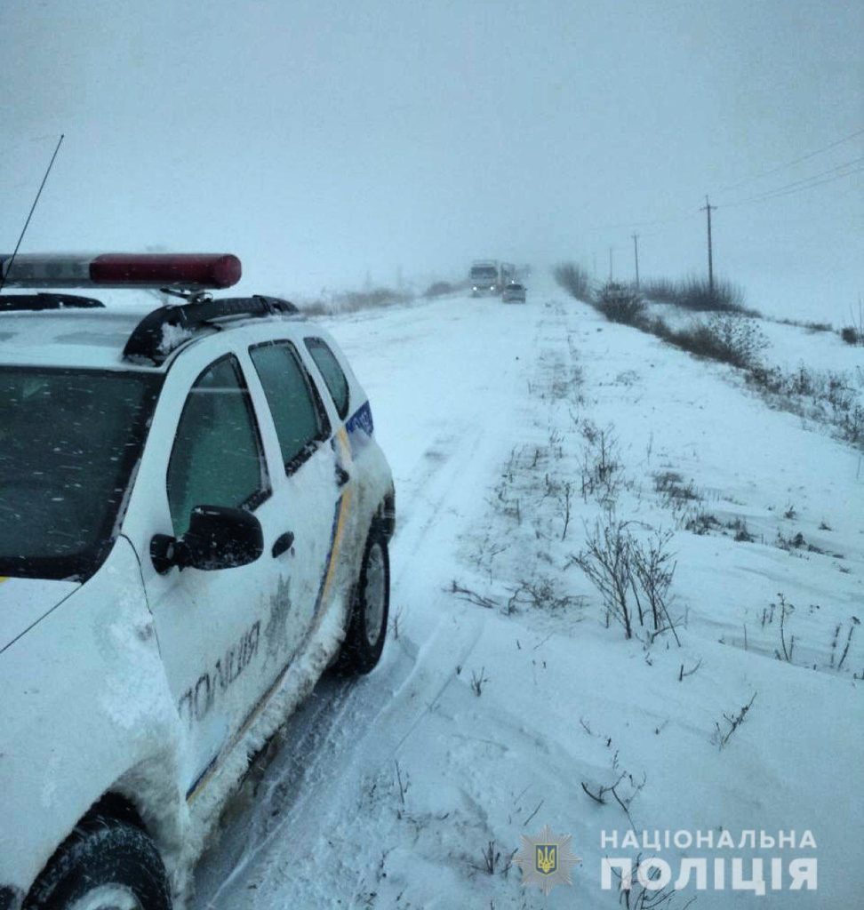 В поліції повідомили, на яких дорогах ускладнено рух через негоду