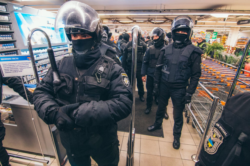 Рейд в Киеве: неизвестные пытались захватить здание одного из торговых центров