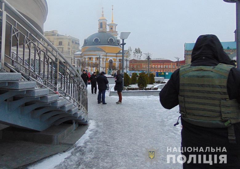 У Києві грабіжники прикували чоловіка наручниками та лишили замерзати на сходах