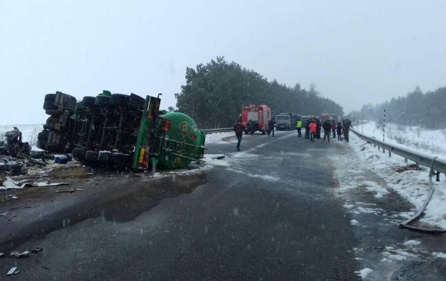 На Вінничині потрійна ДТП з бензовозом: є загиблі та постраждалі