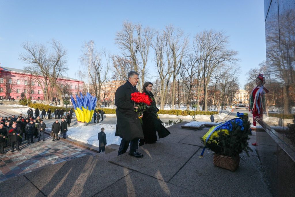 Порошенко з дружиною вшанували пам’ять Тараса Шевченка та Михайла Грушевського