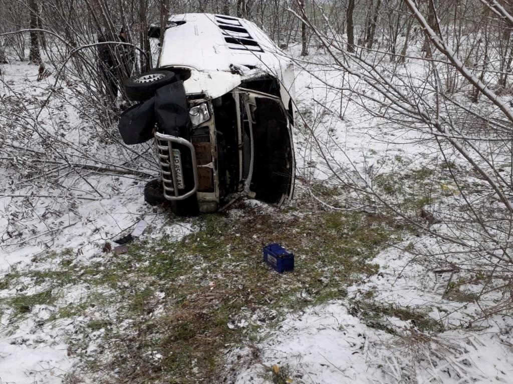 На Запоріжжі мікроавтобус з пасажирами злетів з дороги