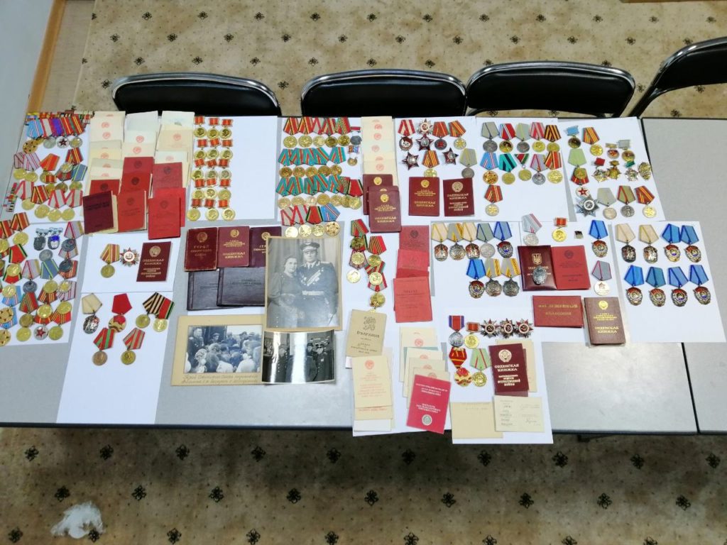 Українець намагався відправити контрабандою до Китаю 300 радянських нагород