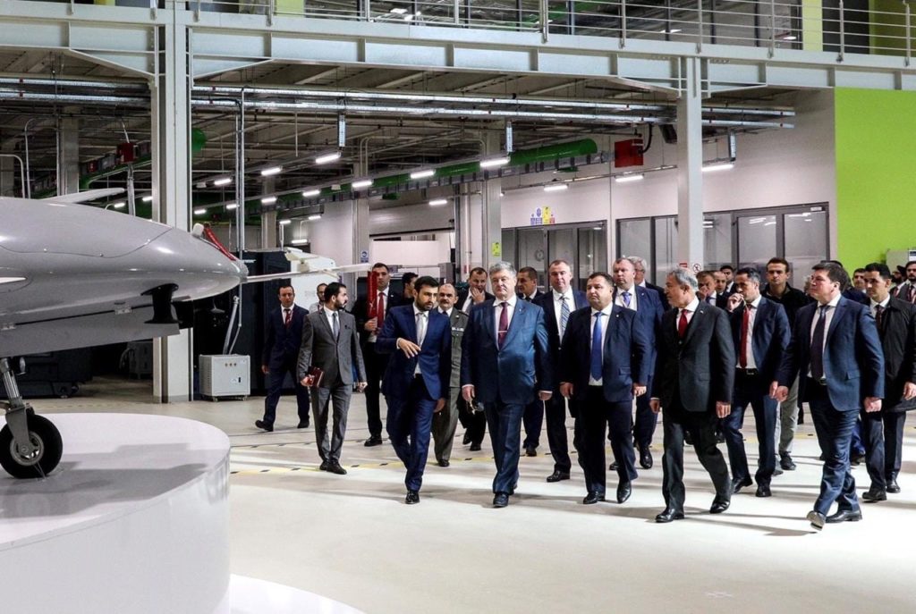 Підписано угоду про закупівлю для ЗСУ ударних турецьких дронів Bayraktar TB2 – Порошенко