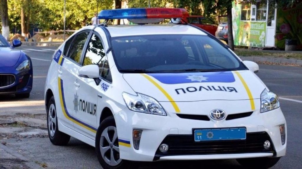 Пробігся по патрульному авто: молодику, який запустив безглуздий челендж загрожує умовний строк