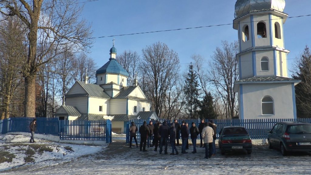 Молилась українською та хрестилась в УГКЦ: на Вінниччині священик УПЦ МП вигнав доньку воїна АТО