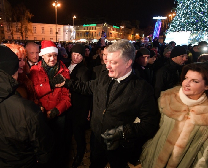 Петро Порошенко разом із Мариною Порошенко прийшли особисто привітати українців на Софійській площі