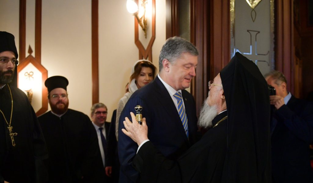 Молюсь, щоб Церква продовжувала об’єднувати Україну любов’ю і молитвою – Петро Порошенко