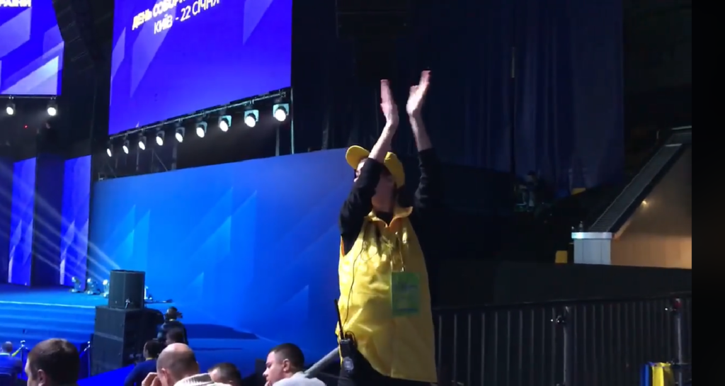 Заставлять хлопать людей. Быстро!: На з’їзді “Батьківщини” аніматори примушували людей аплодувати