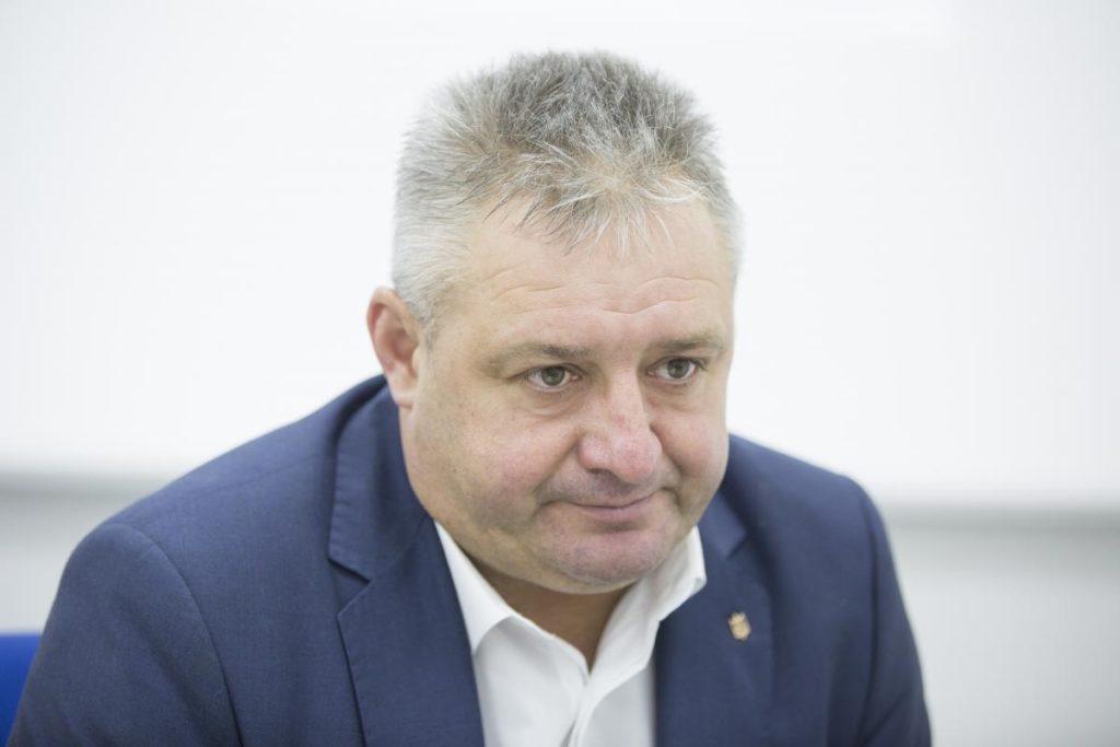 Маленька гнусна людина приймає рішення про повернення їх назад – батько полоненого моряка