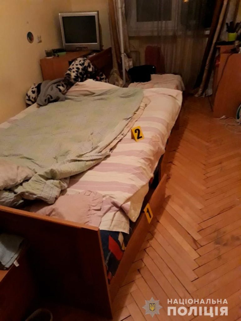 На Буковине мужчина убил жену и спрятал тело в диван