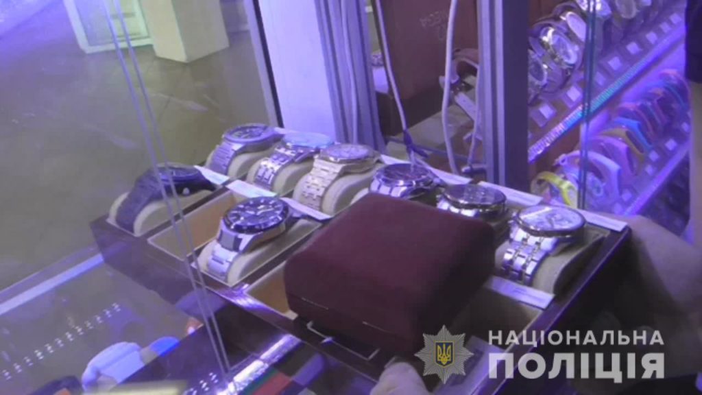 У Миколаєві затримали жінку, яка підробила годинники на 30 млн грн