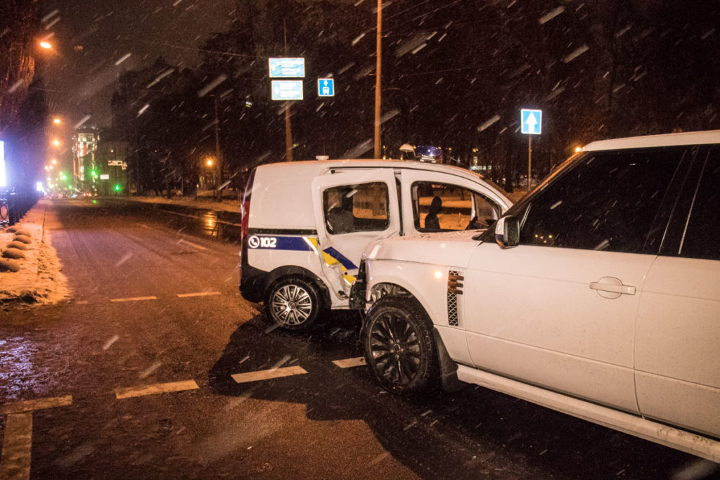 У центрі Києва легковик протаранив автомобіль поліції: фото