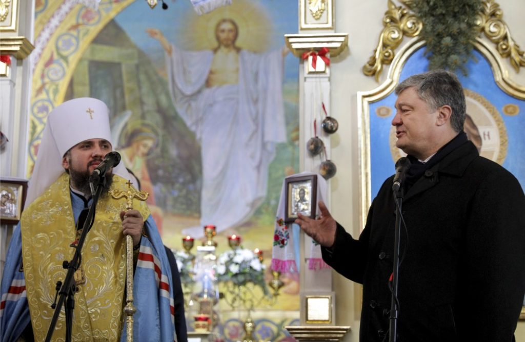 Томос та єдина церква є духовним фундаментом державотворення – Порошенко