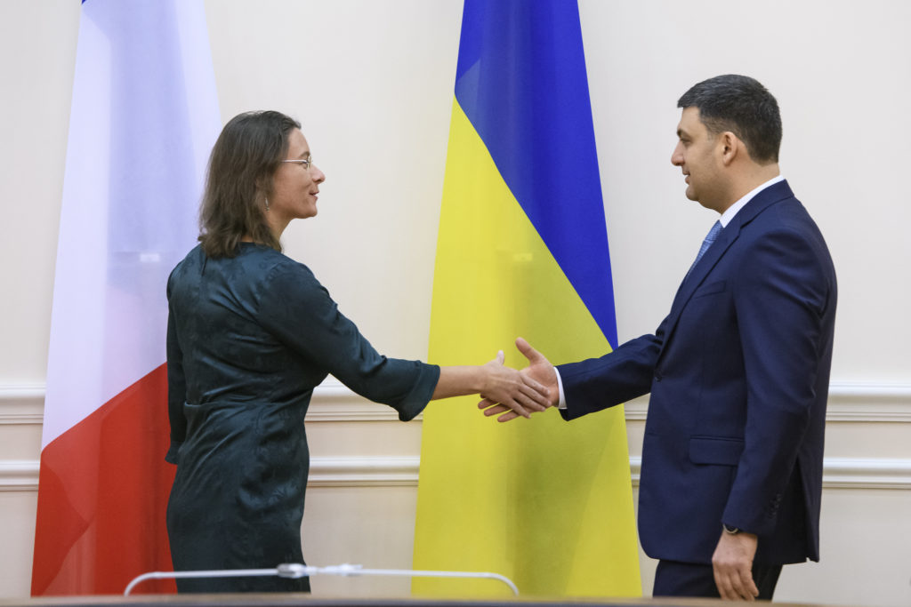 Маріуполь забезпечать якісною водою: Україна та Франція підписали угоду про оновлення в місті водопостачання