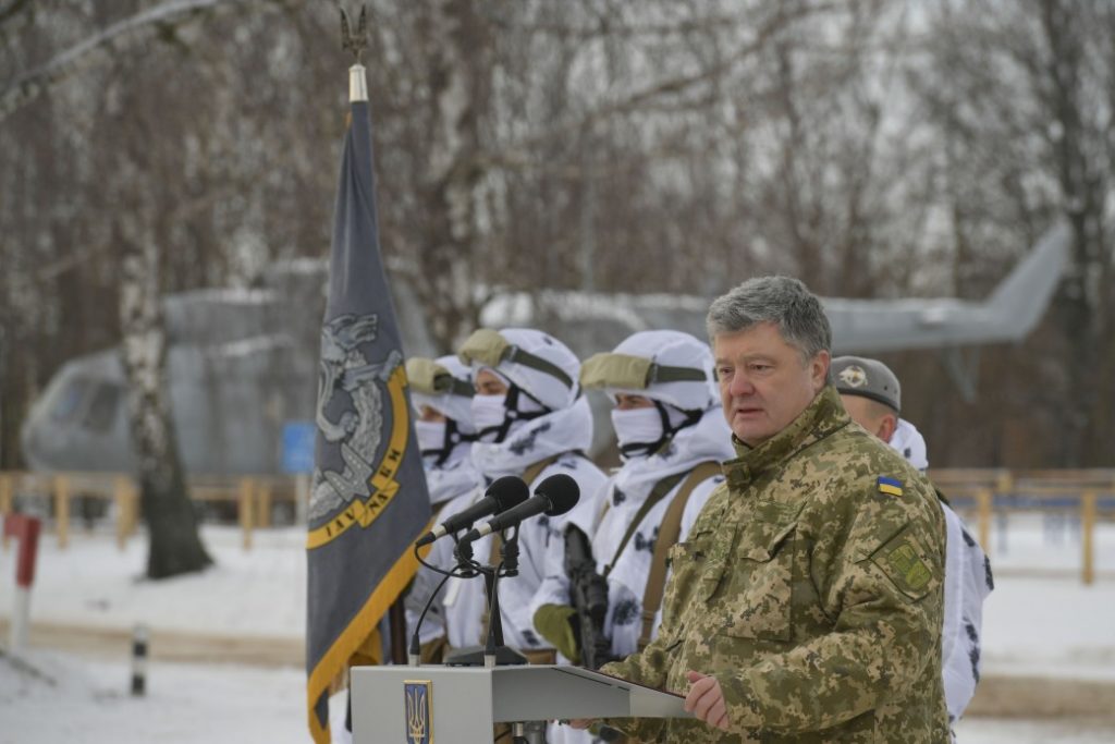 Порошенко повідомив, що спецпризначенці отримують нові і модернізовані зразки озброєння