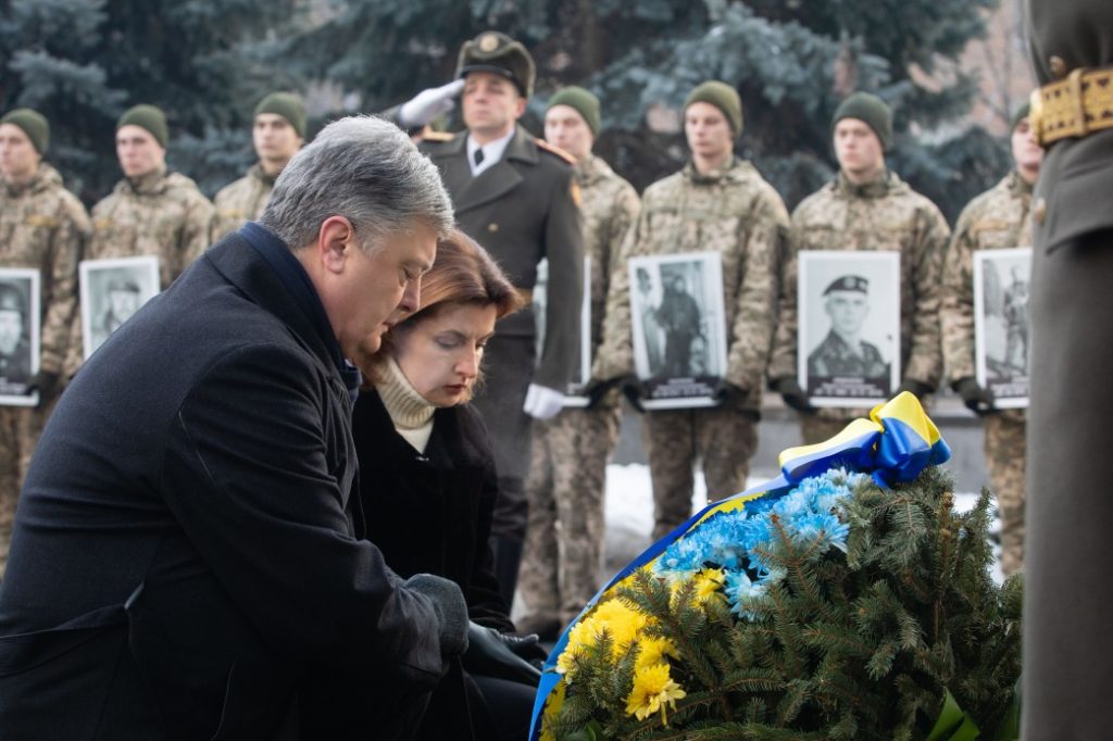 Всім нам випала честь жити в один час із неймовірними героями: Петро та Марина Порошенки вшанували пам’ять захисників Донецького аеропорту