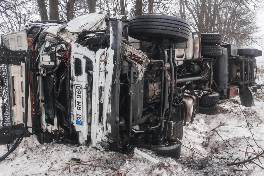 На Київщині зіткнулися дві вантажівки і легковий автомобіль: є загиблі та постраждалі