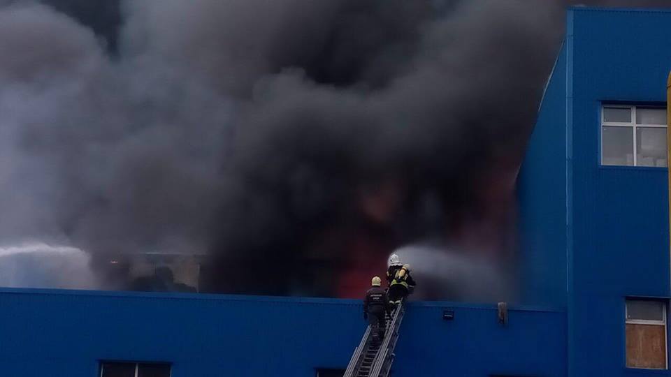 У Києві у Деснянському районі горить 7 тис. кв. м. складів: фото і відео