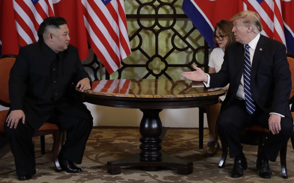 Саміт США-КНДР: Трамп і Кім Чен Ин перешли до переговорів в розширеному форматі