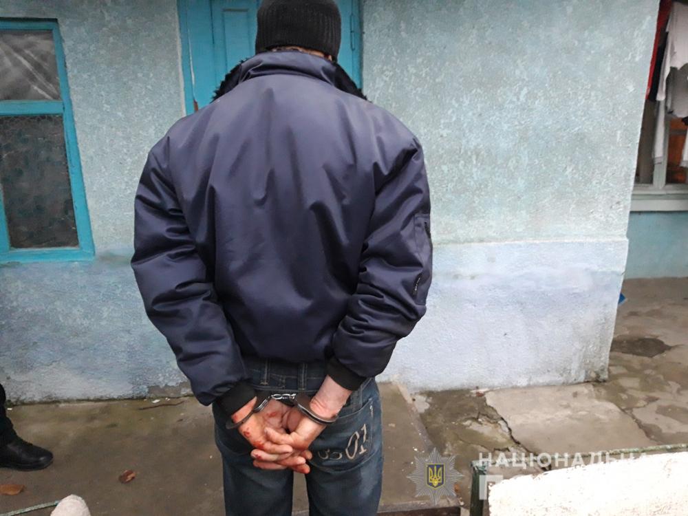 Ножем в спину та шию: на Одещині чоловік вбив одного з непроханих гостей через давній конфлікт