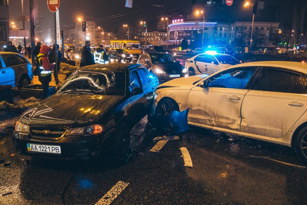 У Києві через масштабну ДТП за участі п’яти авто одна жінка загинула, троє госпіталізовано