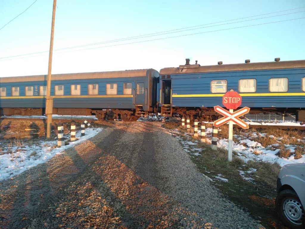 Пасажирський потяг в Івано-Франківській області протаранив вантажівку: фото