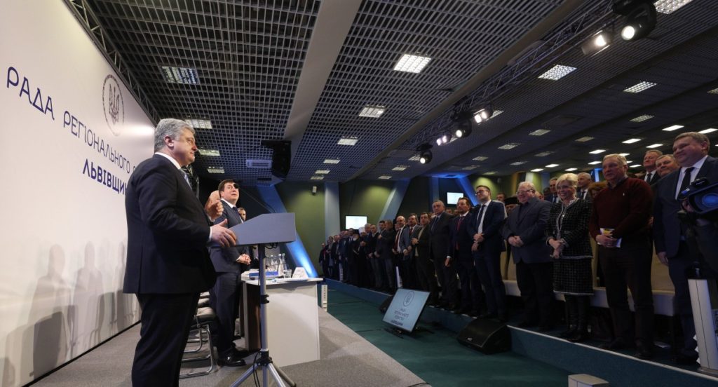Ми захистили країну від знищення та розшматування, і Україна рухається в ЄС і НАТО – Порошенко
