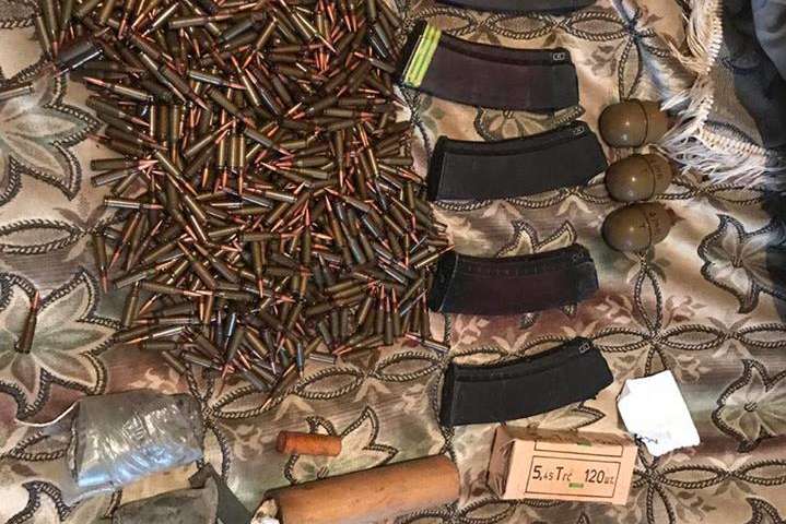 Тротилові шашки та 1000 патронів: у Києві затримали чоловіка за зберігання зброї