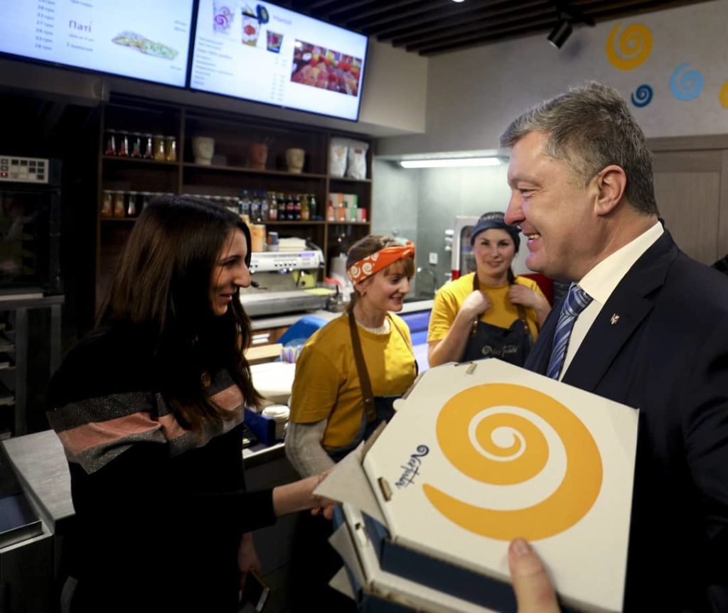 «Это очень вкусно!»: На Одесщине Порошенко попробовал бессарабскую вертуту