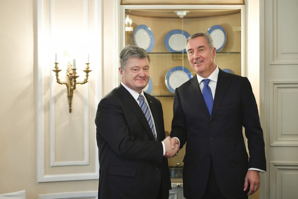 Порошенко зустрівся на полях Мюнхенської конференції з президентом Чорногорії Джукановичем