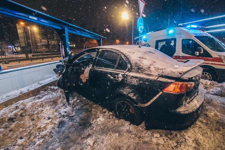 У Києві п’яний водій іномарки влетів у підземний перехід, є постраждалий