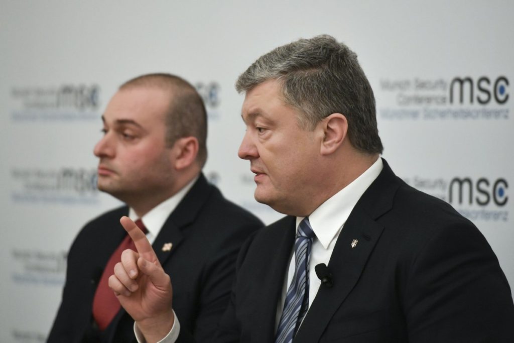Якщо Росія припинить стріляти – настане мир, якщо ж стріляти перестане Україна – не буде України – Порошенко